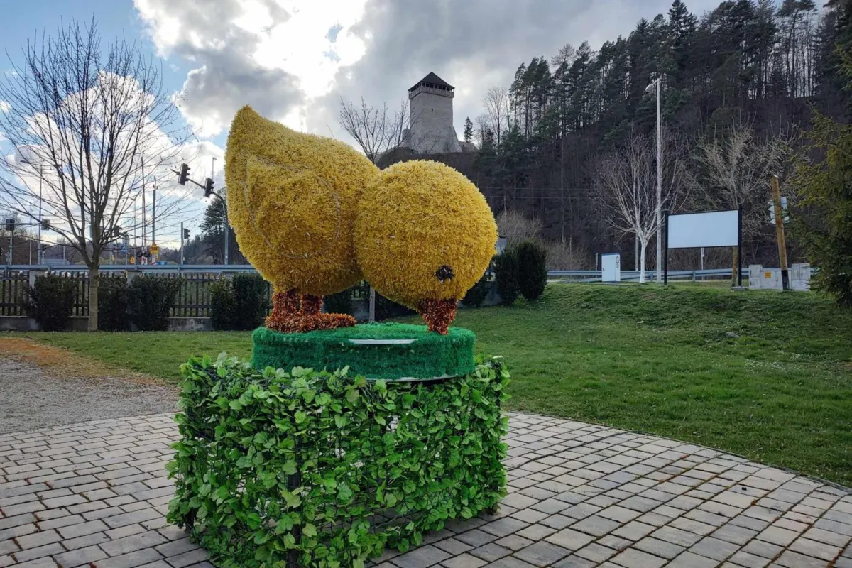 W centrum Muszyny spotkamy wielkiego pisklaka (i inne świąteczne ozdoby)