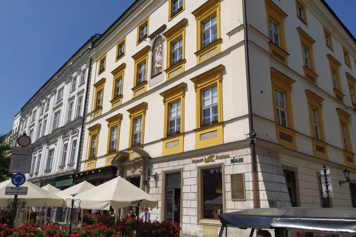 Drzewka emausowe, symbolizujące odradzającą się przyrodę, na wystawie Muzeum Krakowa