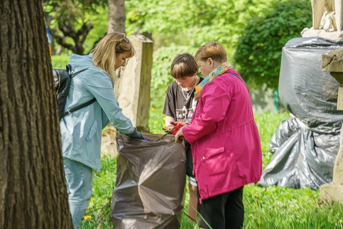 Miłośnicy historii Nowego Sącza posprzątali Stary Cmentarz