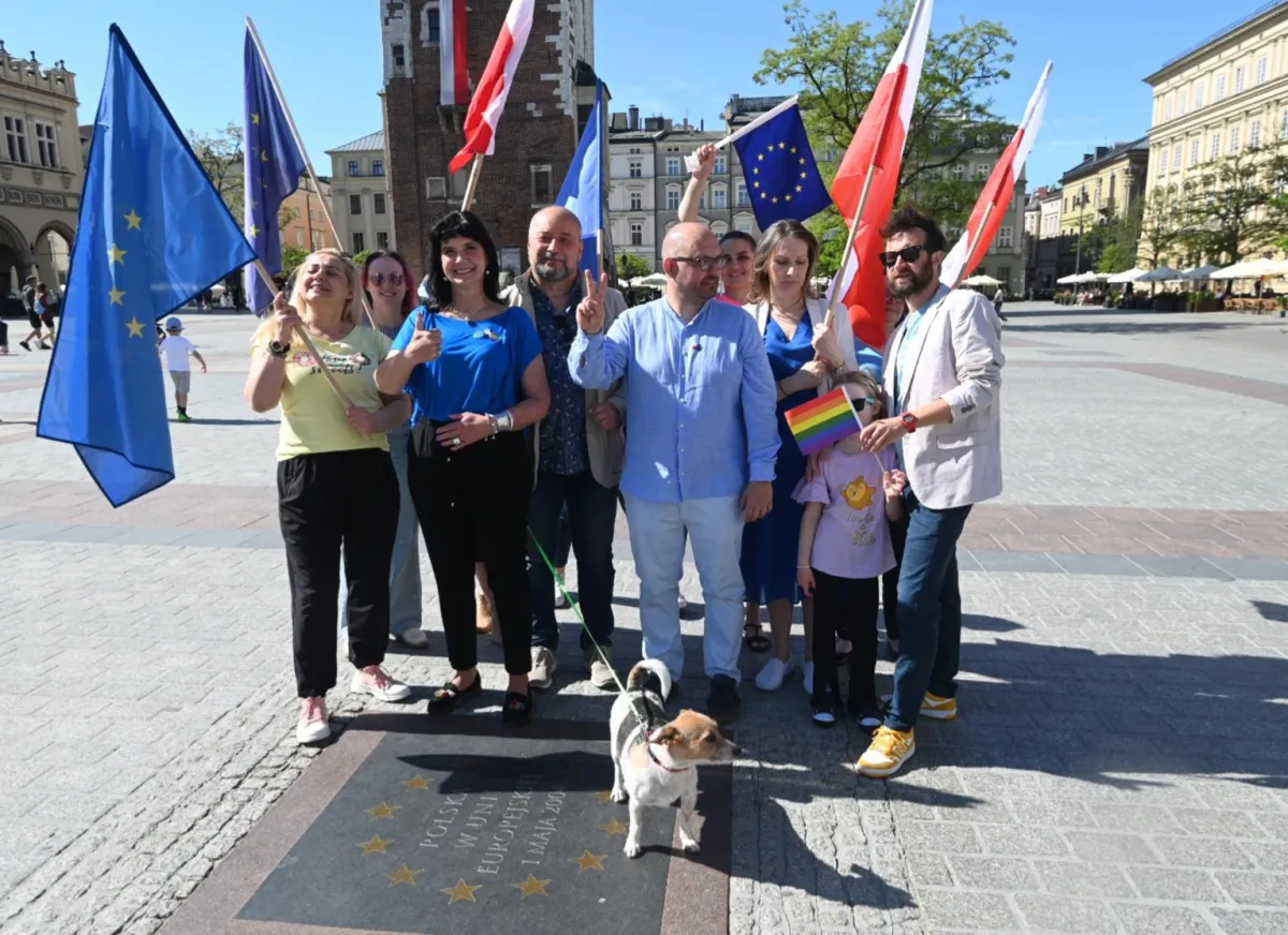 Działacze Polski 2050 Szymona Hołowni uczcili w Krakowie 20. rocznicę wejścia Polski do Unii Europejskiej.