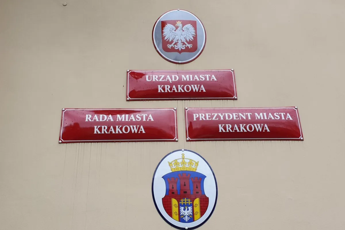 Kto wybiera przewodniczącego rady gminy? Jakie uprawnienia ma przewodniczący?