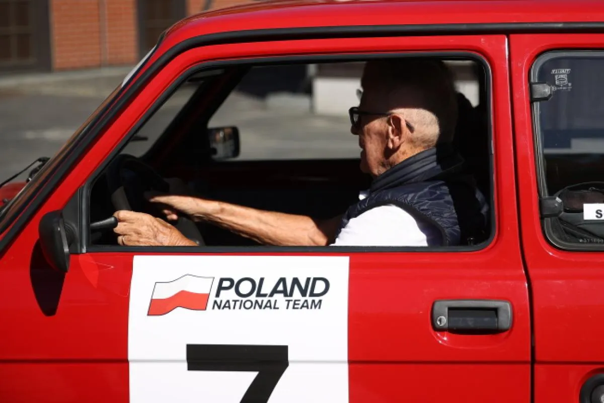 Sobiesław Zasada: życie zaczyna się po dziewięćdziesiątce.  W wieku 94 wyrusza "maluchem" do Włoch i planuje kolejne wyprawy