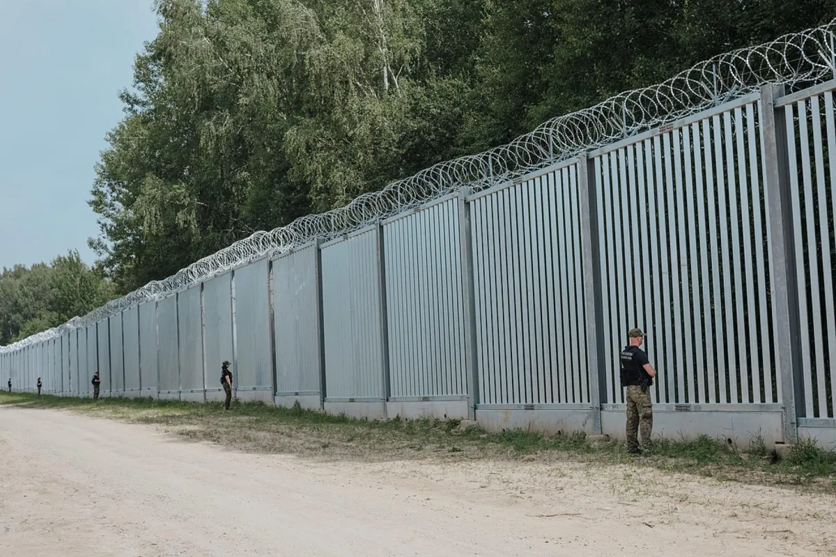 Poseł KO o zaporze na granicy z Białorusią: "zniszczona, kretyńska inwestycja, która przed niczym nie chroni"