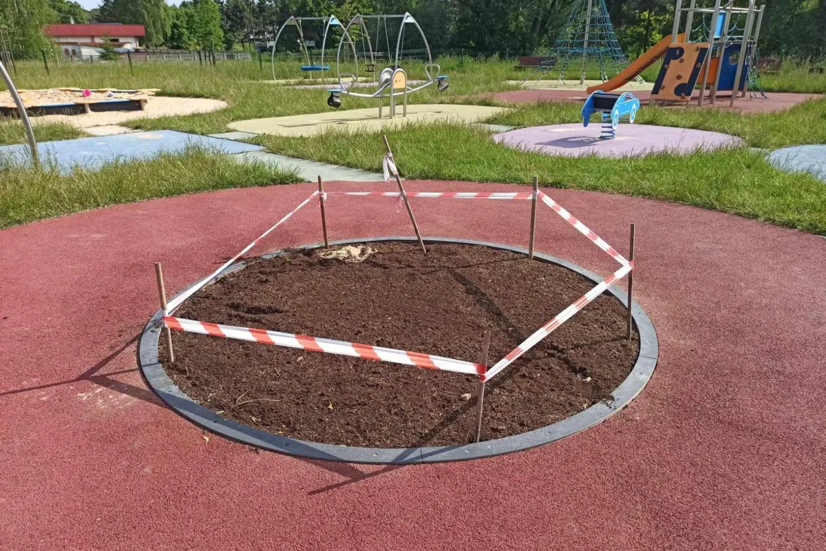 Sezon w pełni, a z placów zabaw w Chrzanowie... znikają kolejne atrakcje