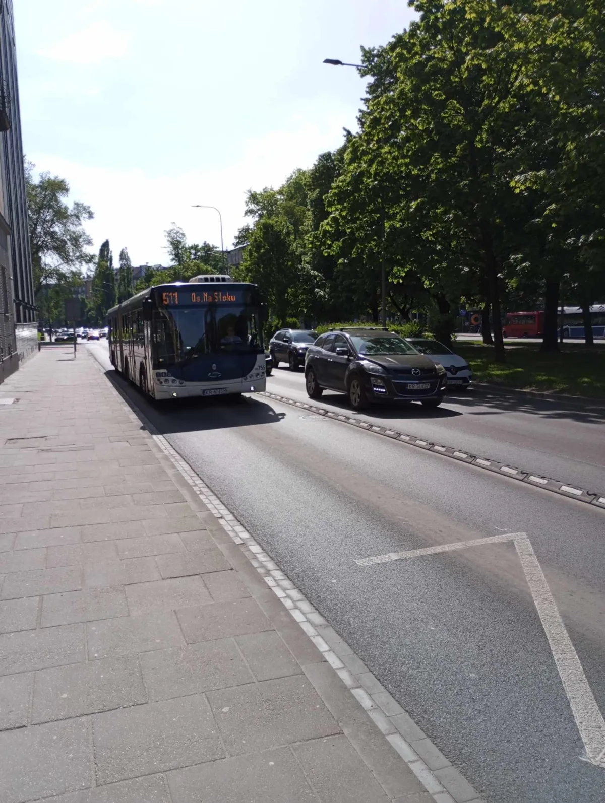 Wiadomości komunikacyjne Radia Kraków 27.05. Samochód osobowy wjechał w pustostan. Policja szuka kierowcy.