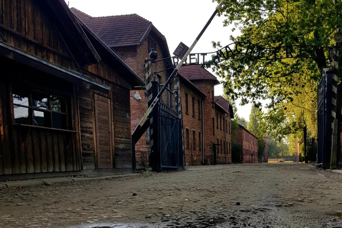 Frekwencja w Muzeum Auschwitz wraca do tej sprzed pandemii. W tym roku 1,8 mln gości