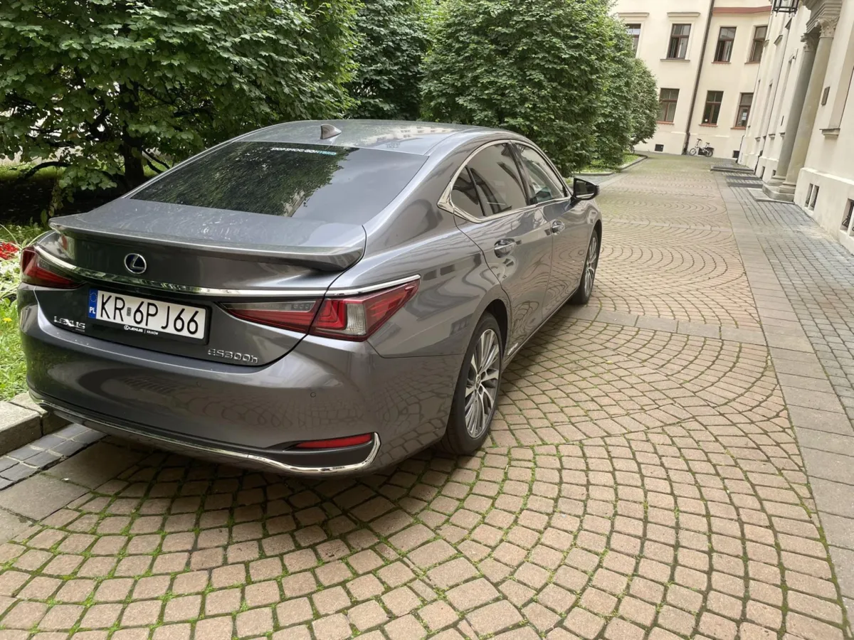 220 KM, automat, hybryda. Magistrat sprzedaje lexusa prezydenta Jacka Majchrowskiego