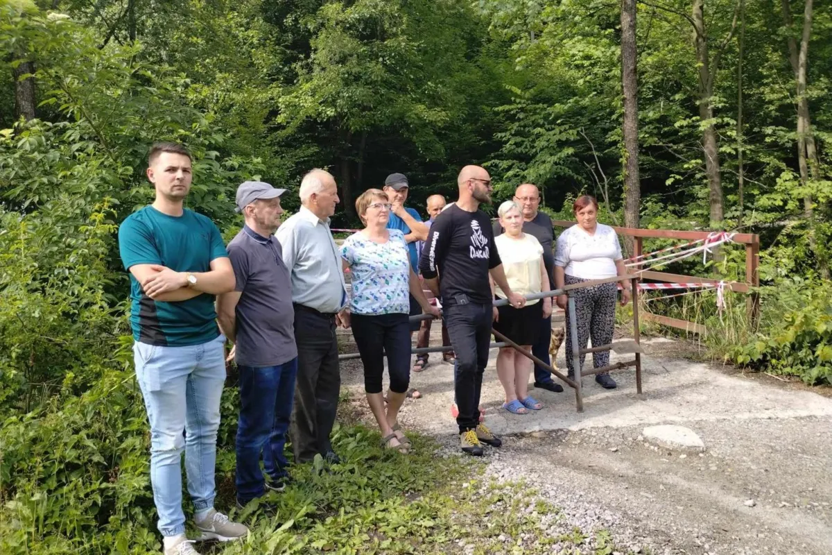 Mieszkańcy Podsapieńca czują się odcięci od świata. "Straż nie dojedzie, spłonie cała wioska" 