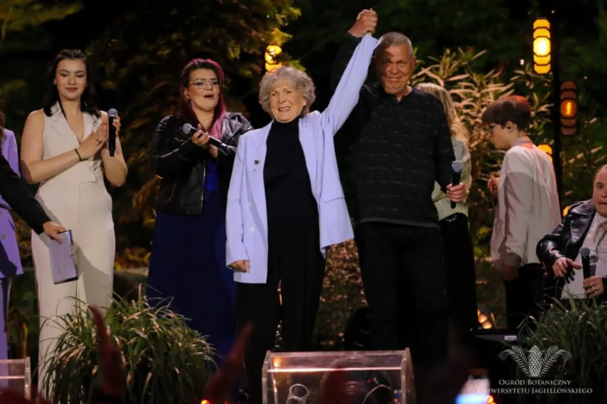 Irena Santor słucha wiatru i wącha konwalie. Czesław Mozil uprawia pomidory. Adam Nowak odpoczywa, a Mieczysław Szcześniak śpiewa  "Jest jeden świat"