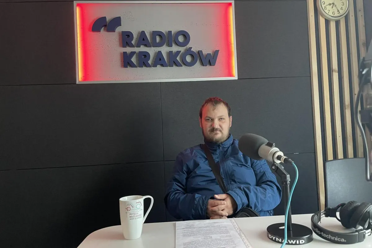 Jest osobą niepełnosprawną, stracił rodzinne mieszkanie. Dostał lokal socjalny… bez łazienki i o powierzchni 20 metrów