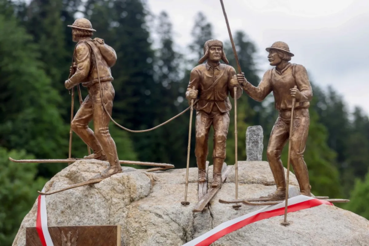 Przeprawili przez Tatry kilkanaście tysięcy osób. W Zakopanem odsłonięto pomnik Kurierów Tatrzańskich