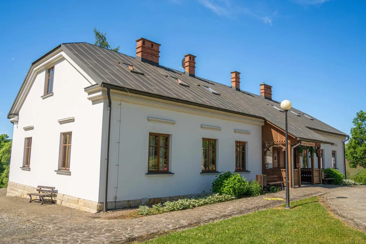 Większy teren, nowe możliwości. Jak zmieni się przestrzeń przy zabytkowym dworze w Korzennej?