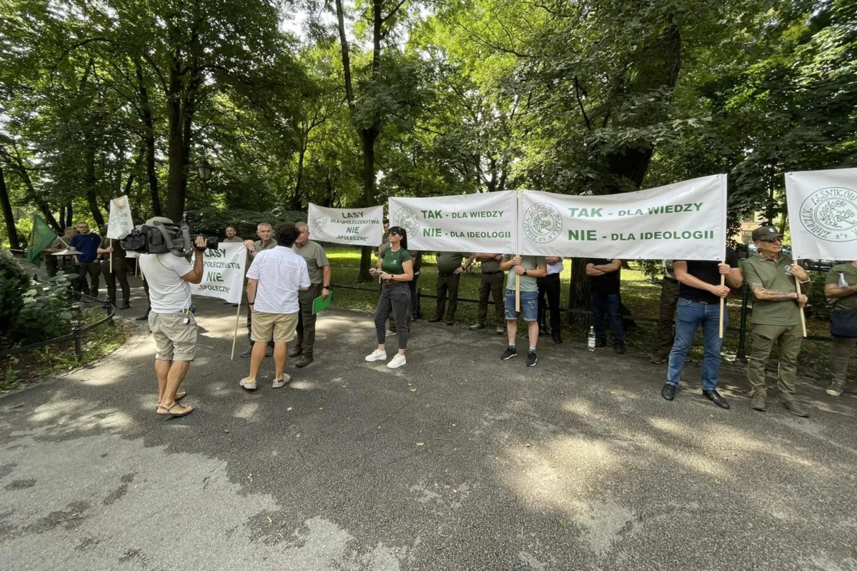 Protest leśników w Krakowie: "Tak dla wiedzy, nie dla ideologii". Kontrmanifestacja ekologów: "Lasy nie dla kasy"