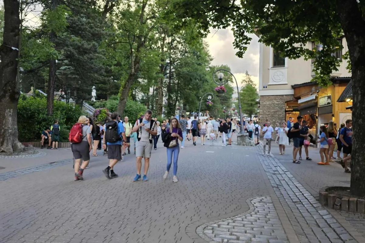 Turyści biegają nago po hotelach, albo chcą na Giewont wyjechać samochodem. Tatrzańska policja ma "ciekawe" wakacje