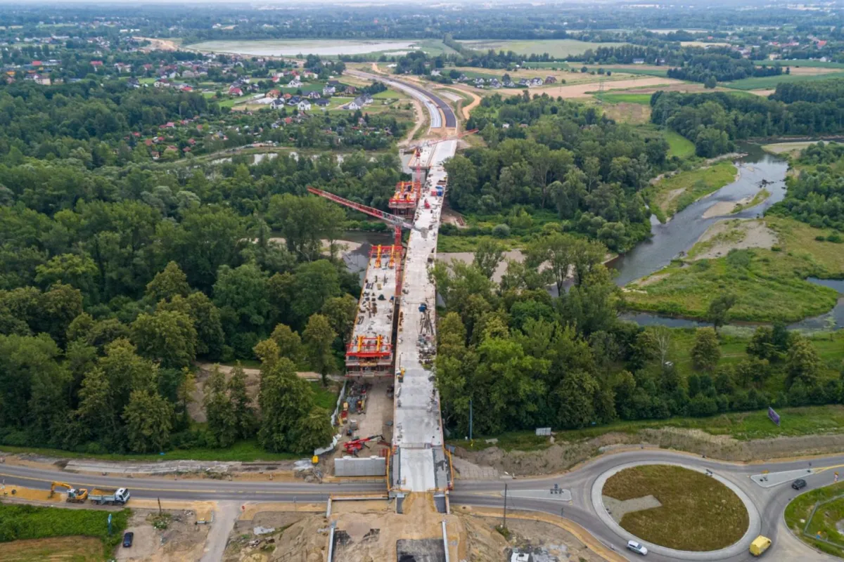 Wieczorne utrudnienia w rejonie budowy obwodnicy Oświęcimia. Drogowcy będą montowali 15-metrowe belki