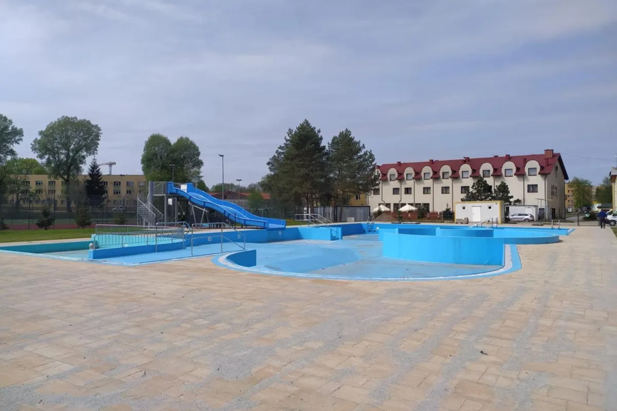 Odnowiony odkryty basen w Dąbrowie Tarnowskiej hitem tych wakacji. Atrakcji ma być jeszcze więcej