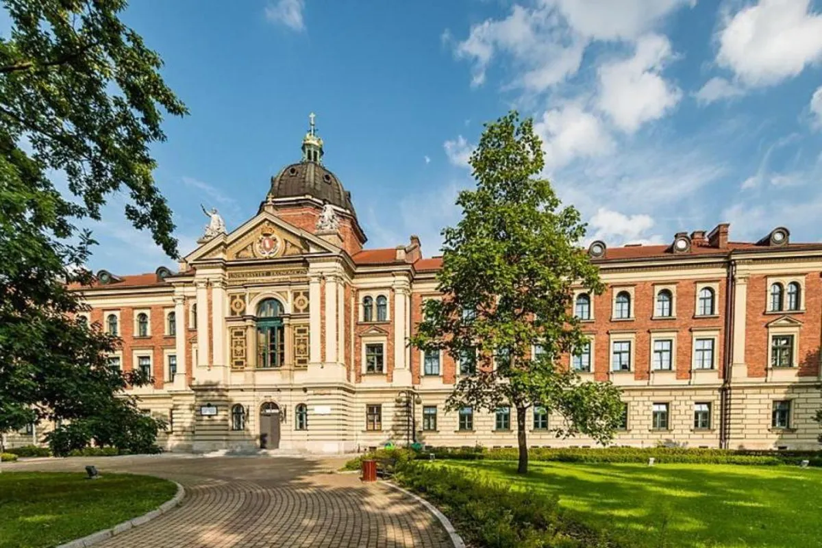 Unikaty wśród pamiątek absolwentów UEK. Będzie można je oglądać w Krakowie