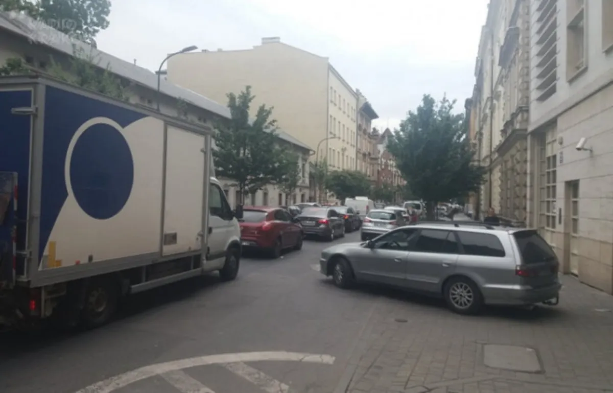Mimo zmian autobusy wciąż mają problem z przejazdem ulicą Łobzowską w Krakowie