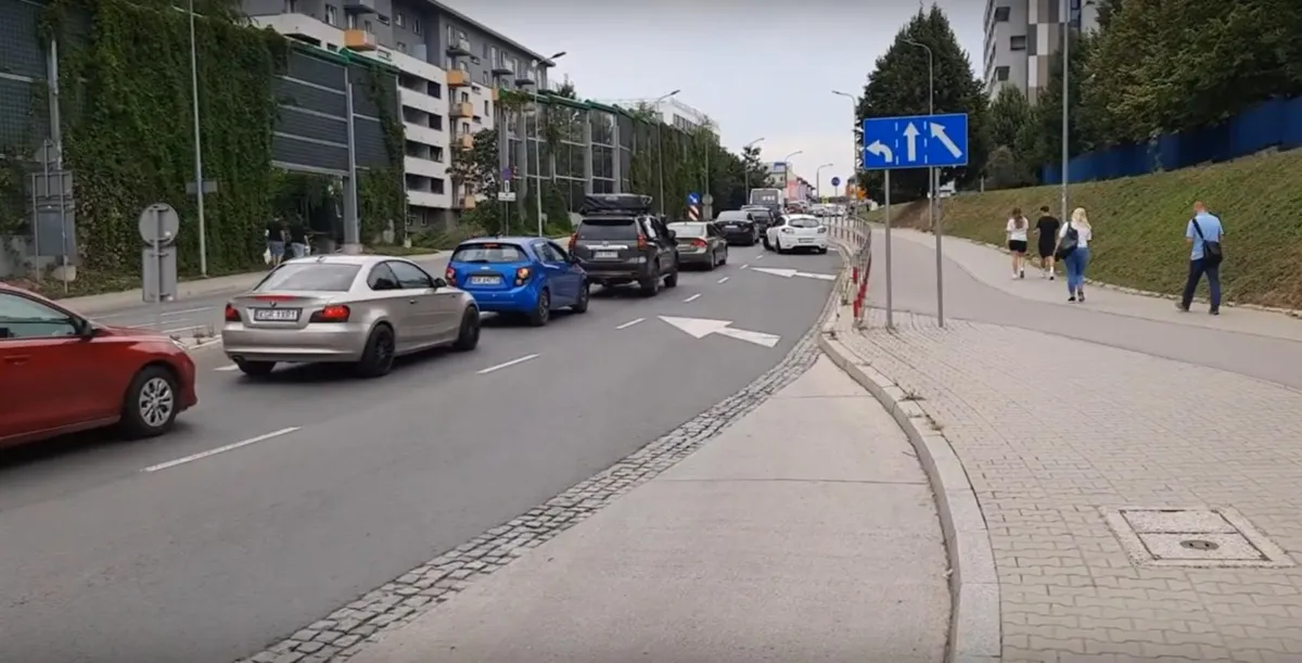 "Od kilku lat mówimy o tym przystanku urzędnikom - i nic”. Mieszkańcy grożą protestem
