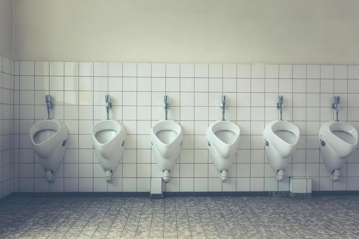 Nocny burmistrz działa. Na pierwszy ogień poszły szalety