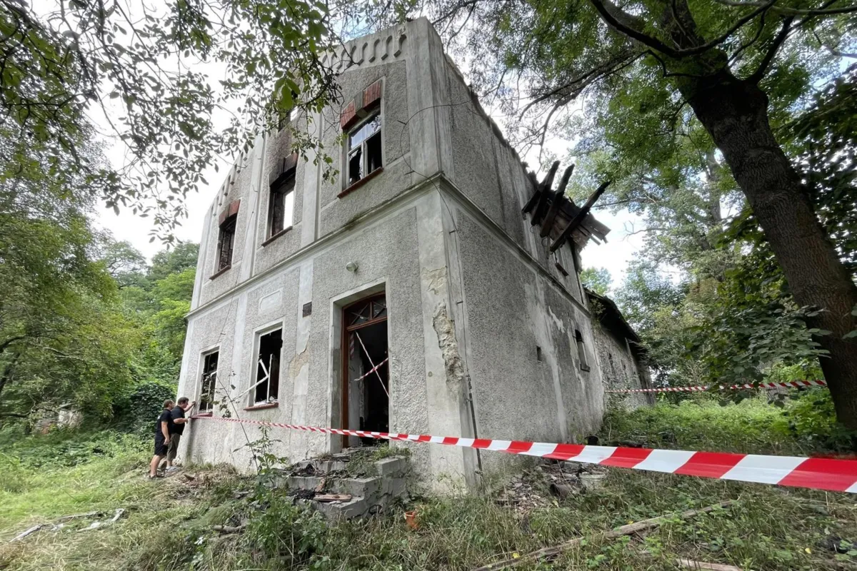 Oględziny po pożarze oficyny przy pałacu w Piekarach. Podpalenie jednak możliwe?