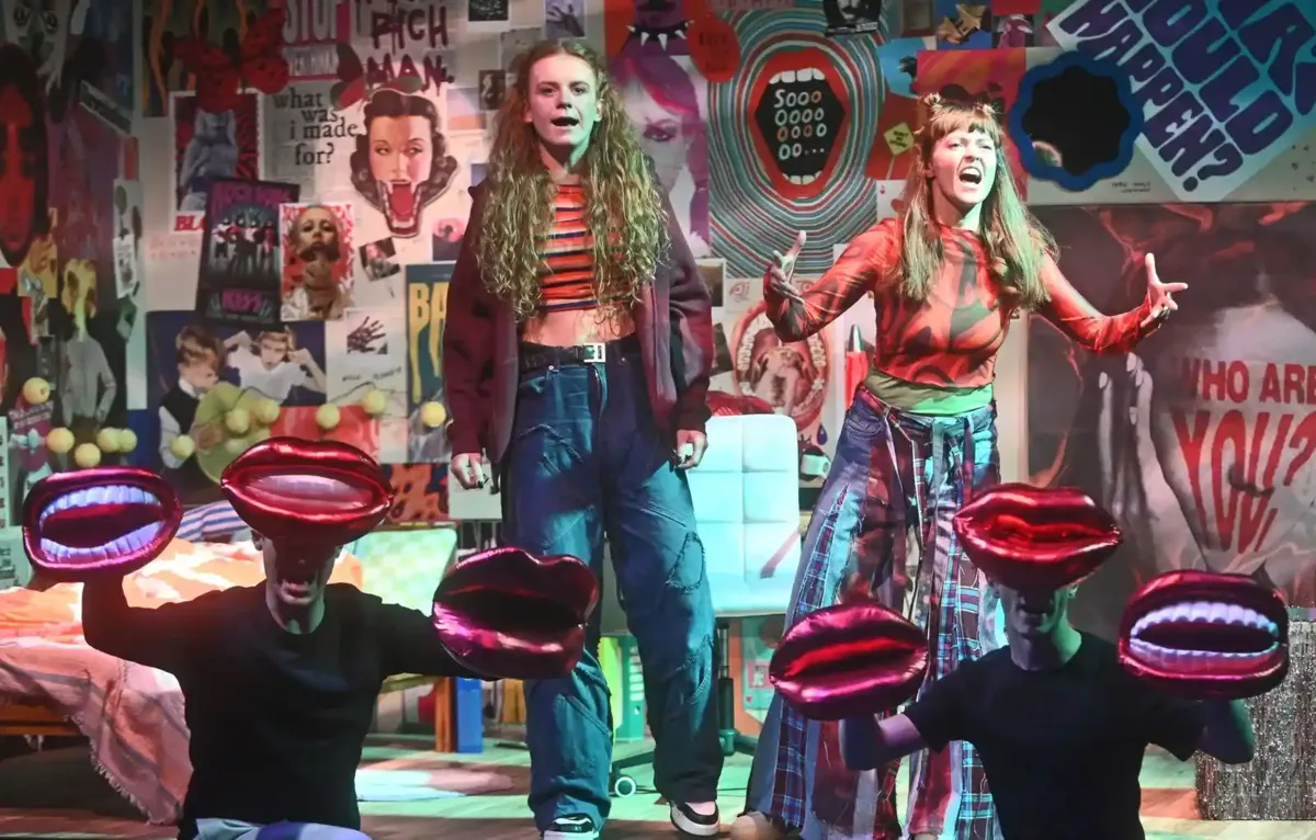 "Dziewczyna w ogniu" - w Teatrze Groteska o poszukiwaniu własnej tożsamości