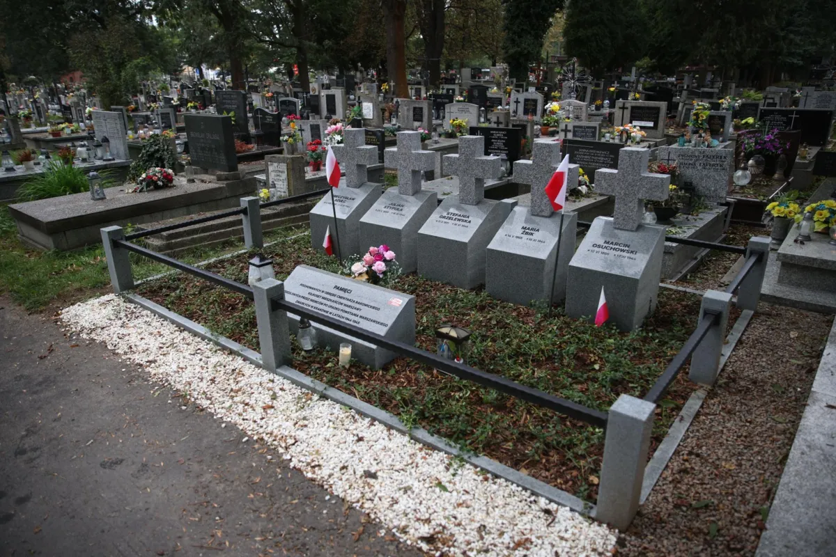 5 kamiennych nagrobków w miejscu ziemnej mogiły uczestników Powstania Warszawskiego na cmentarzu Rakowickim
