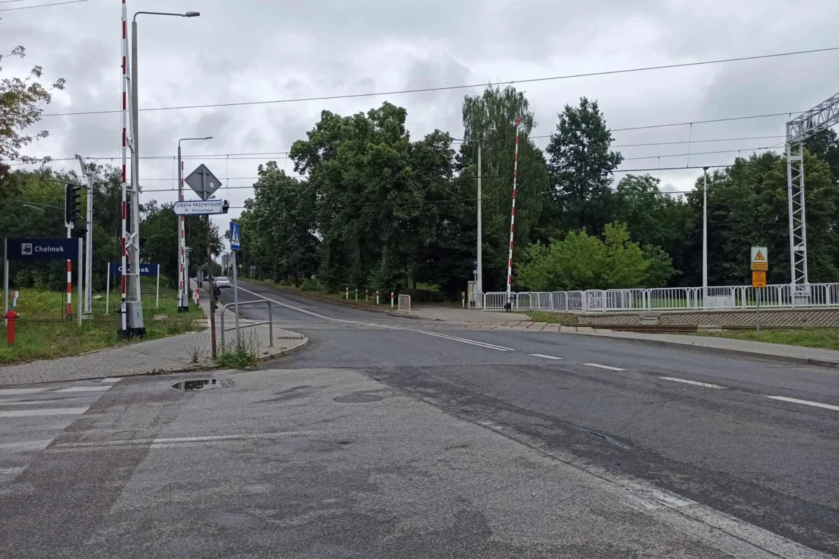 Pod przejazdem kolejowym powstanie tunel. Fot. Natalia Feluś