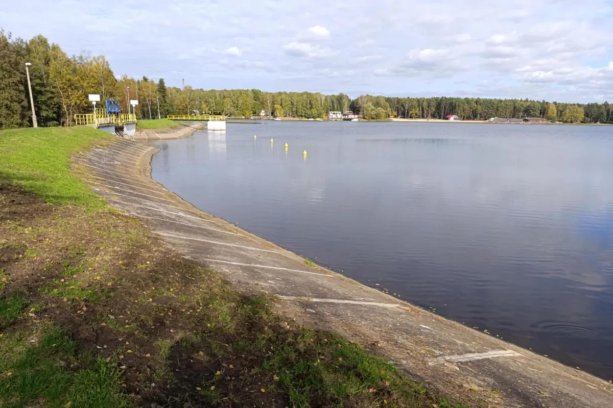 Będzie spacerowo i rowerowo. Rozpoczęły się prace przy zalewie Chechło w Trzebini
