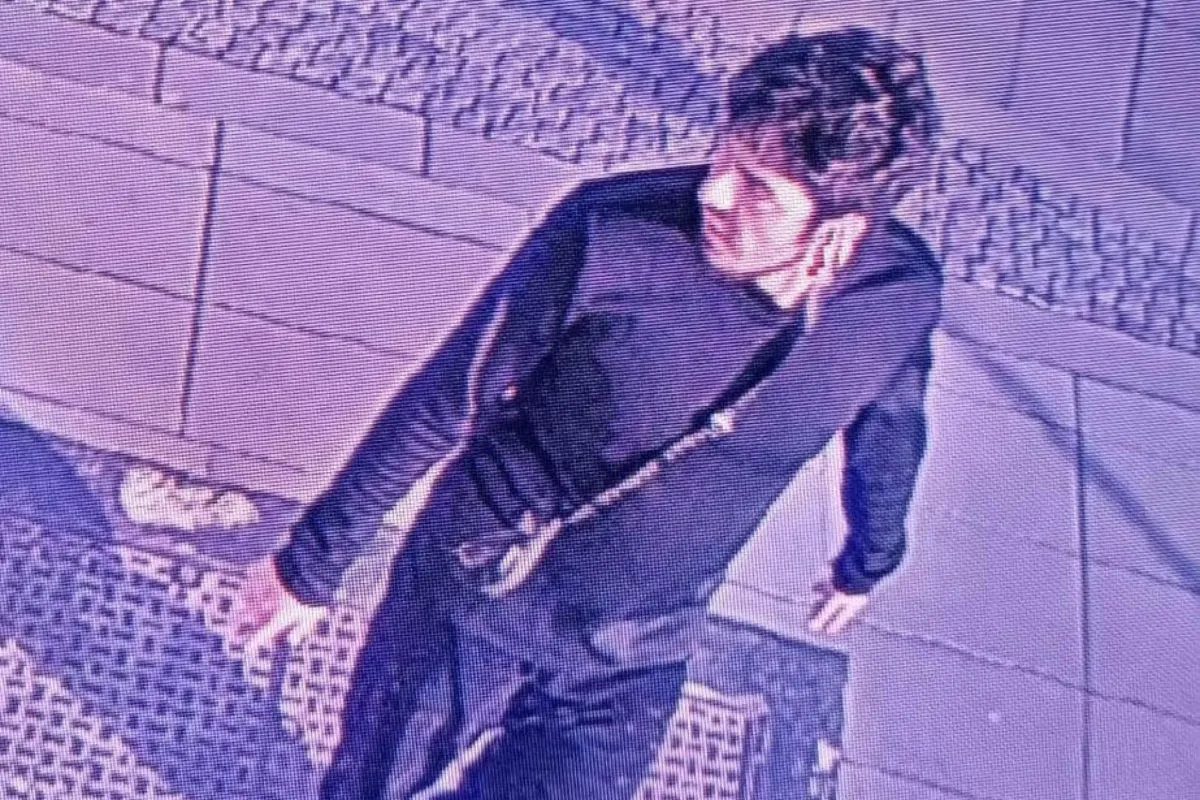 Brutalne pobicie na ulicy Warszawskiej w Krakowie. Policja szuka podejrzanego. ZDJĘCIA