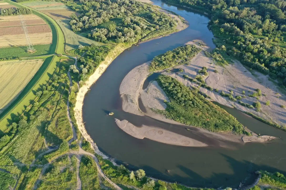 Dunajec z każdym rokiem zmienia tu swój bieg. Mieszkańcy pełni obaw, ale prace będą. ZDJĘCIA