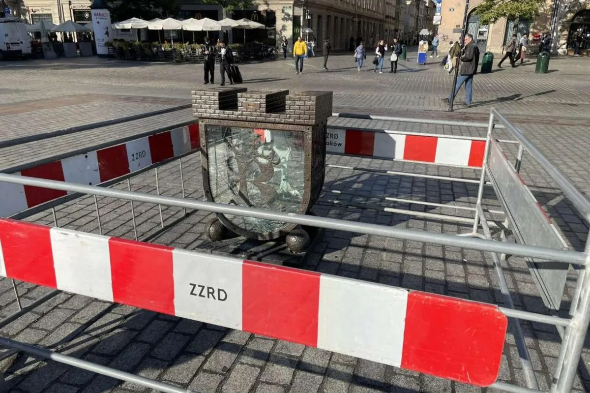 Słynna skarbonka z Rynku Głównego uszkodzona. 22-latek już w rękach policji