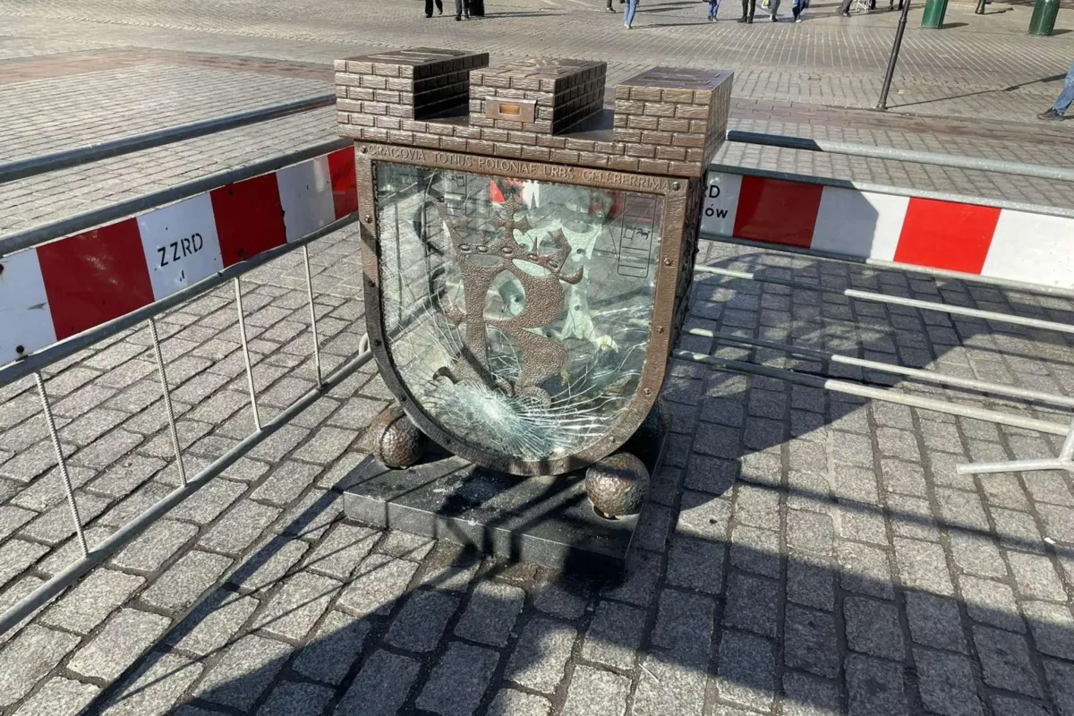 Nowy rok, nowa szyba. Słynna krakowska skarbonka może wrócić na swoje miejsce w styczniu