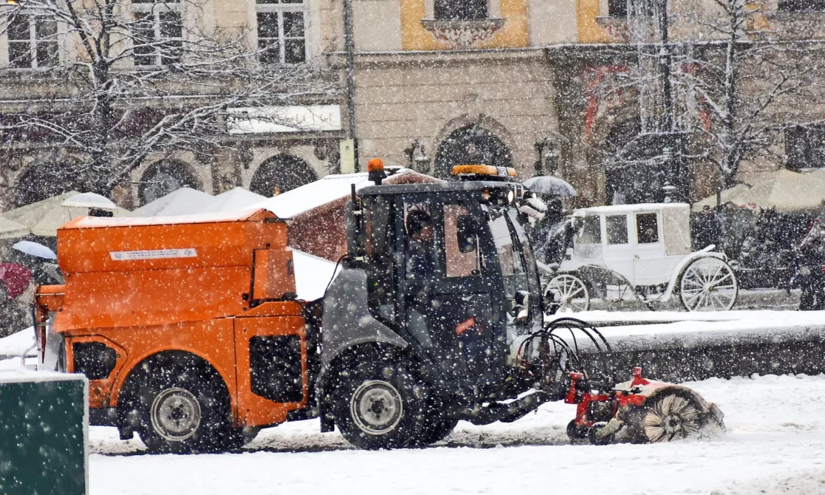 Służby gotowe na zimę, GDDKiA zgromadziła ponad 34 tys. ton soli