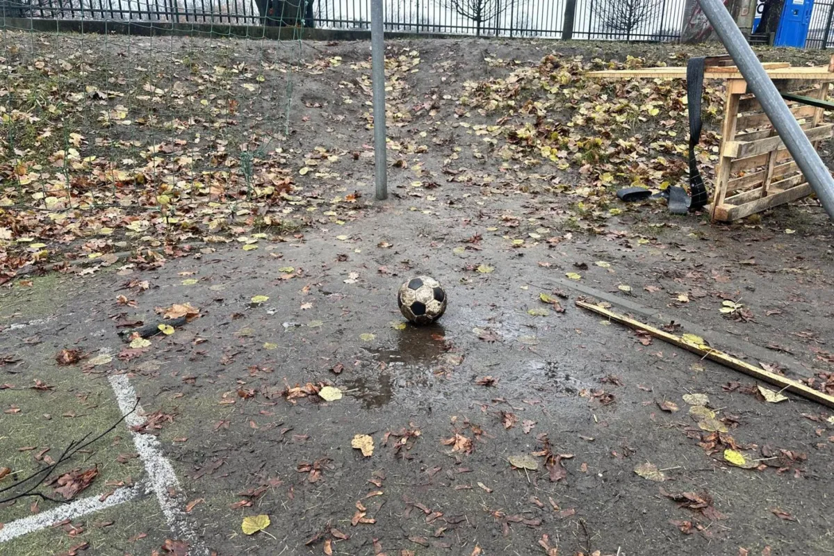 Udało się! Krakowska podstawówka dostanie pieniądze na remont boiska