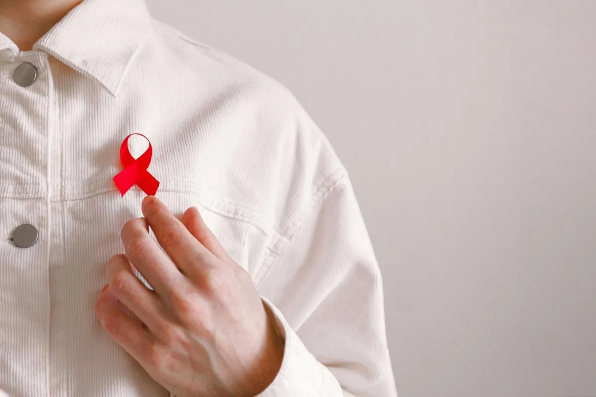 Ekspert: wzrost zakażeń HIV bierze się ze wciąż niskiej świadomości Polaków. Pomoże "edukacja zdrowotna"?