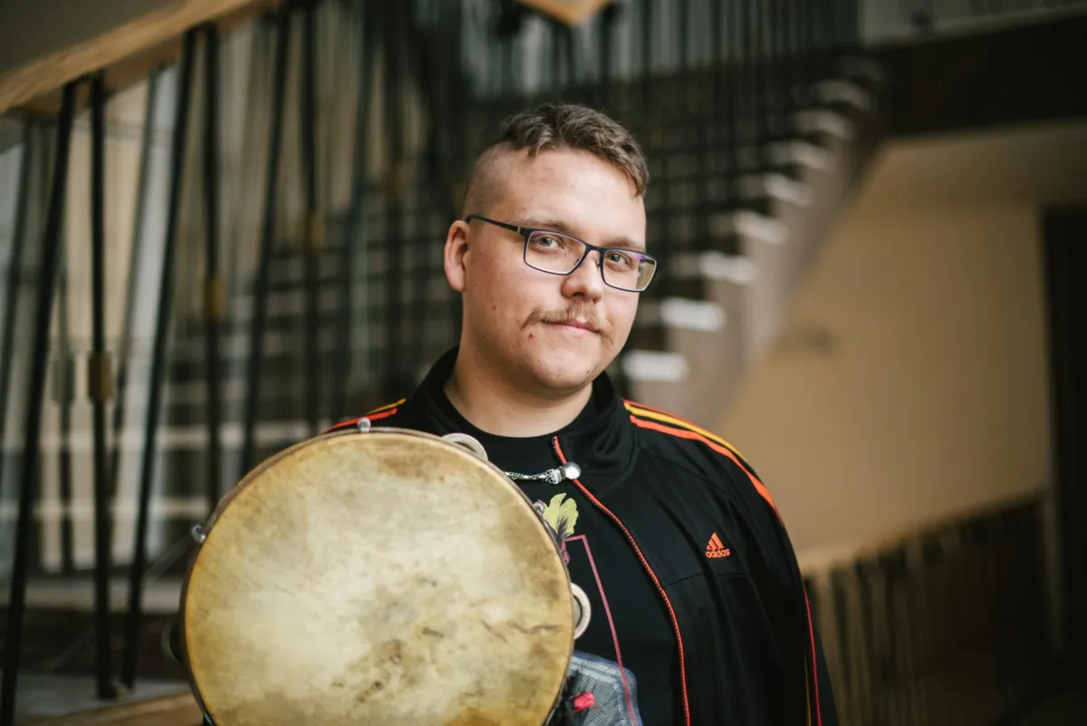 Na pograniczu śledztwa i domiemywania. Mateusz Dobrowolski o bębnie obręczowym i ludowej rytmice