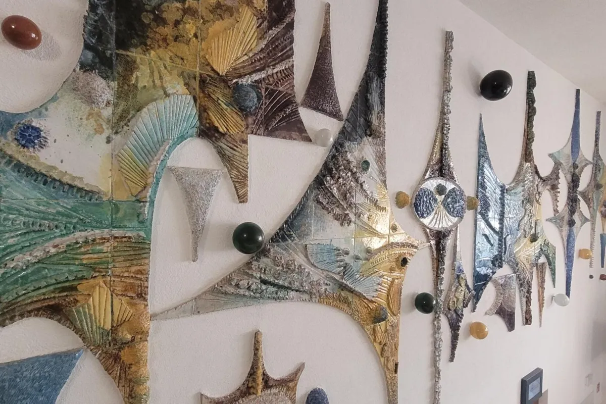 Na dworcach i basenach, w stołówkach i kinach. Kiedy wreszcie pokochamy ceramikę z PRL-u?