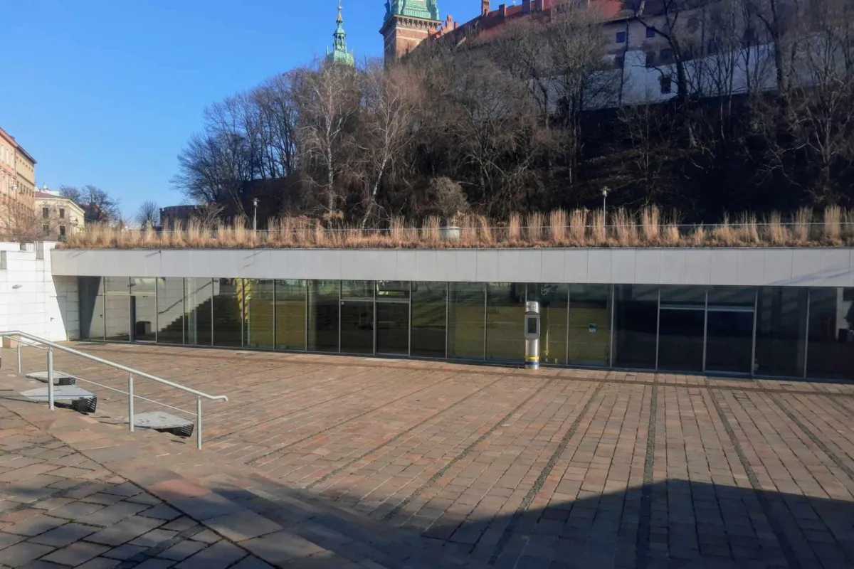 Jaka przyszłość czeka dawne Centrum Obsługi Ruchu Turystycznego przy Wawelu? Obiekt popada w ruinę