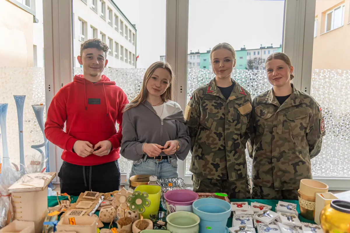Zbierają na ściankę wspinaczkową, zorganizowali kiermasz militarny