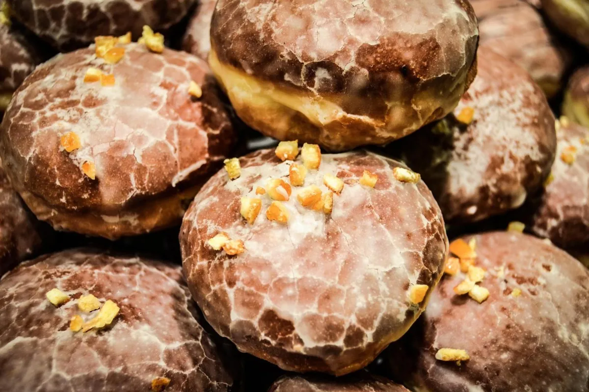 Z lukrem i konfiturą różaną? Pierwsze pączki były nadziewane słoniną!