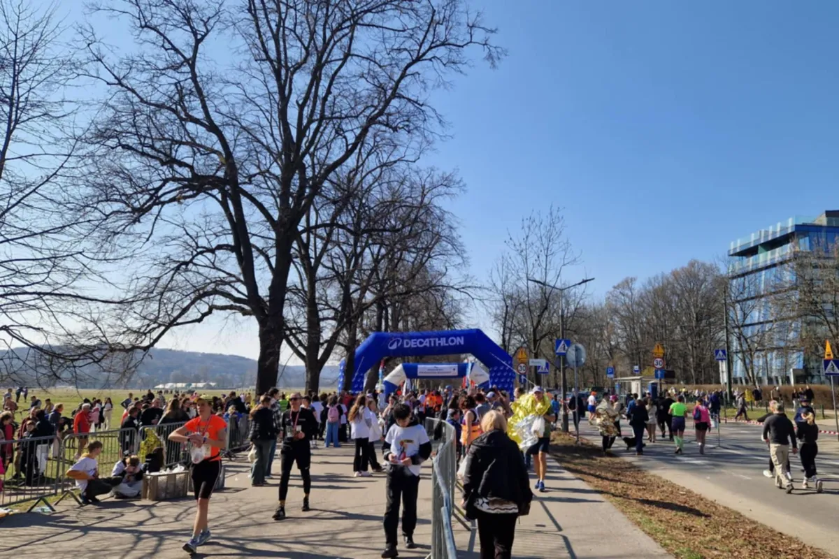 W Krakowie wiosnę wita się na sportowo! Prawie 3000 osób pobiegło w Półmaratonie Marzanny