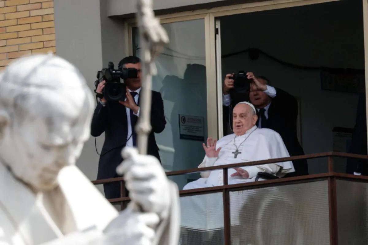 Papież Franciszek wrócił do Watykanu. Przed szpitalem wiwatowało kilkaset osób
