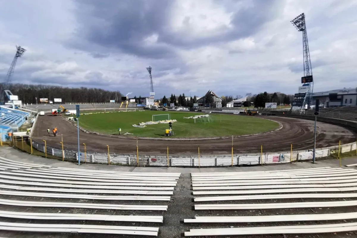 Na tarnowskim stadionie żużlowym trwa wyścig... z czasem