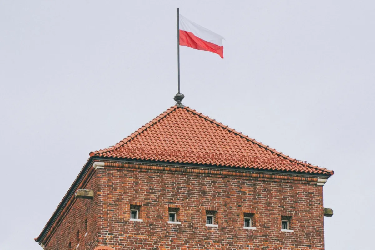 Czy brak zezwolenia na pobyt w Polsce jest jednoznaczny z decyzją o deportacji?