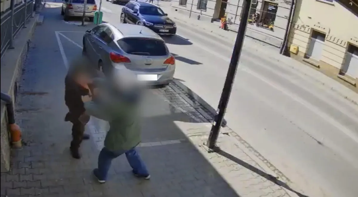 Nowy Targ: pokłócili się o pieniądze, więc 41-latek pobił 50-latka. WIDEO