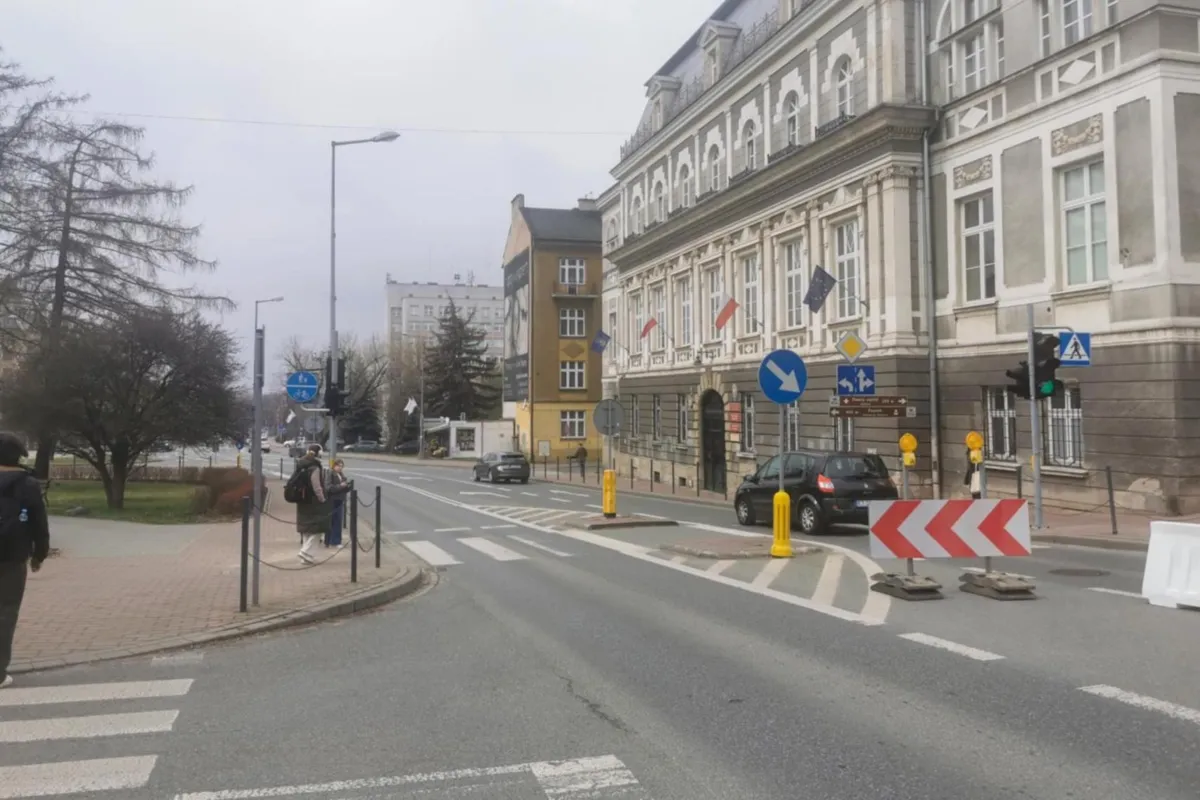 Sygnalizacja świetlna miała usprawnić ruch, ale piesi i kierowcy ją ignorują