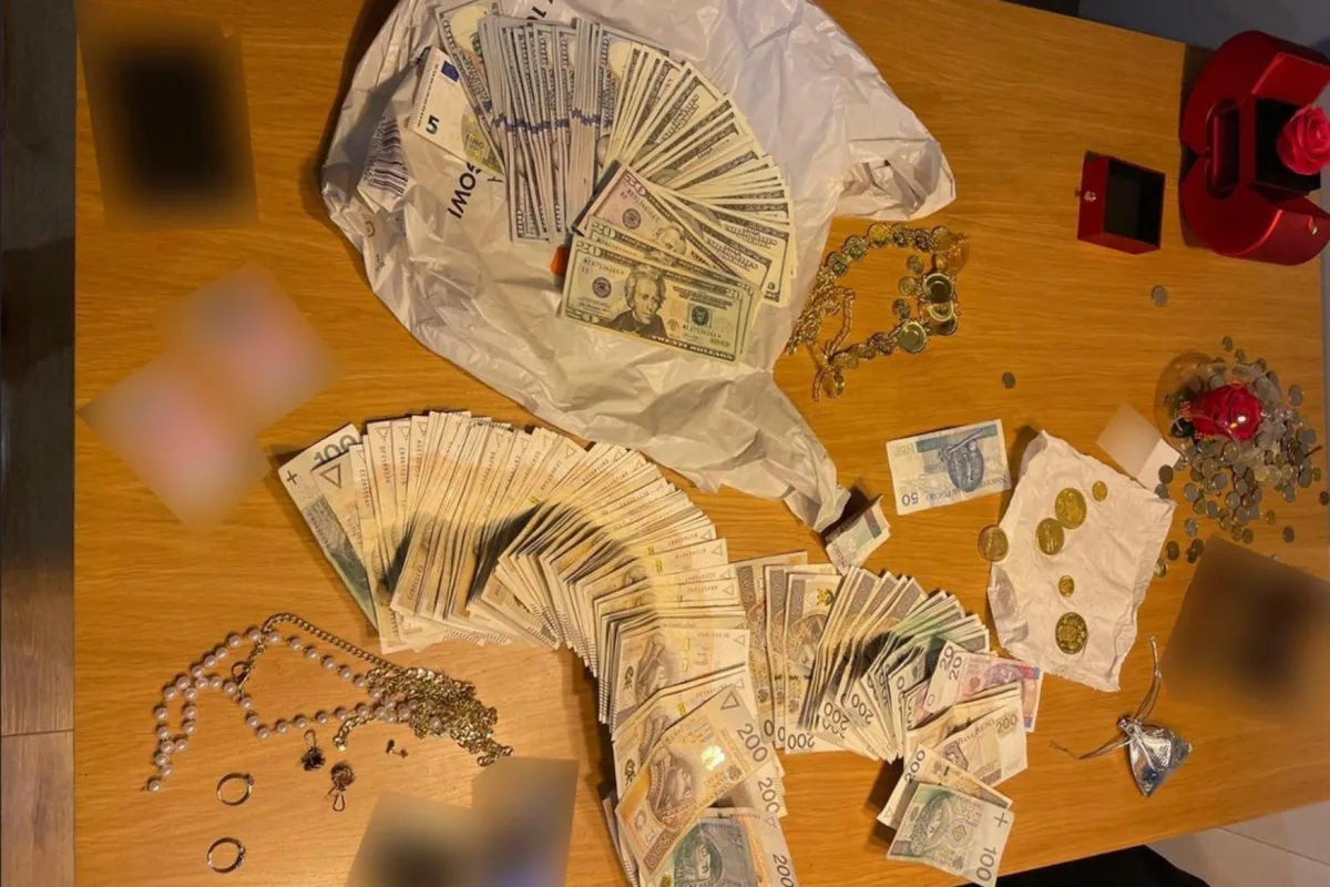 Oszukiwali starsze osoby, wpadli w ręce policji. Trzej mężczyźni wyłudzili złote dukaty od seniorki