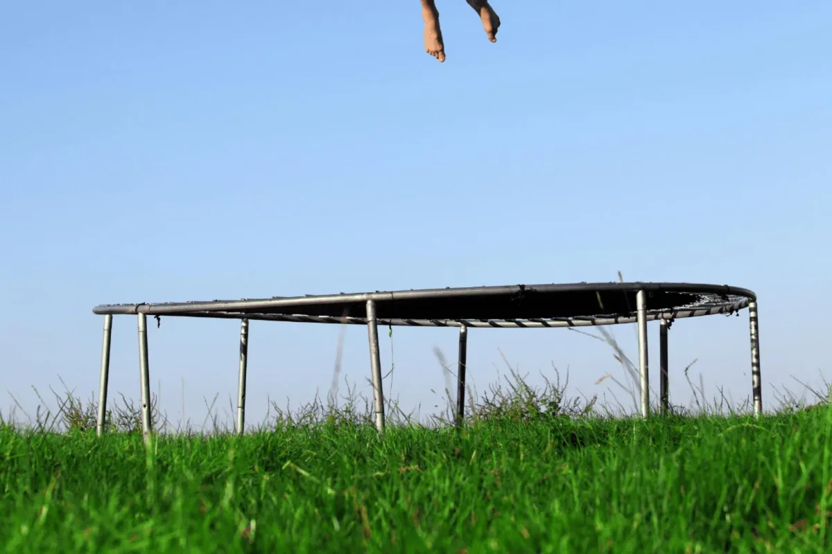 Jak skutecznie czyścić i dezynfekować trampolinę ogrodową - poradnik sezonowy