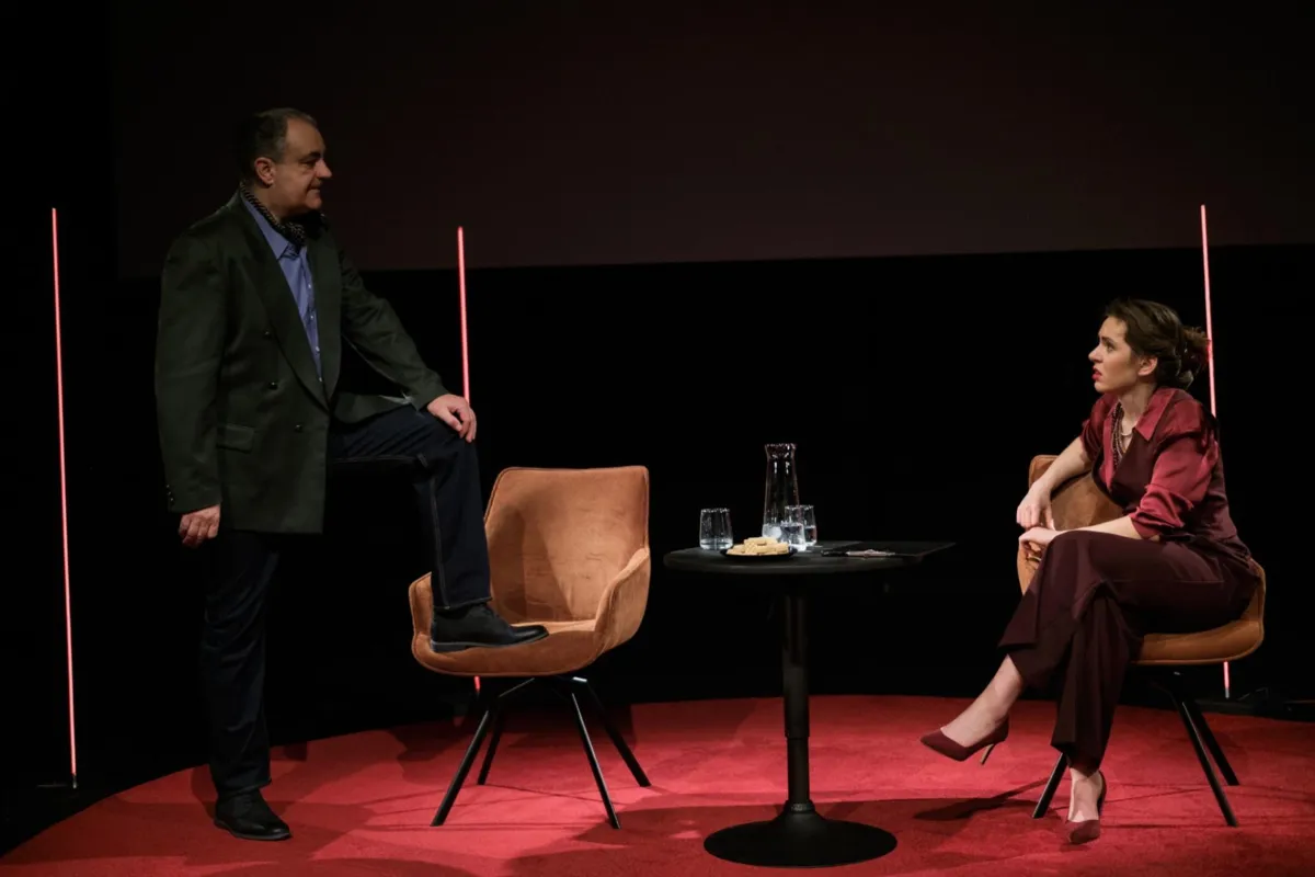 "Zdążyć przed Panem Bogiem" w Teatrze im. Solskiego. Co z fascynującego wywiadu zostało na tarnowskiej scenie?